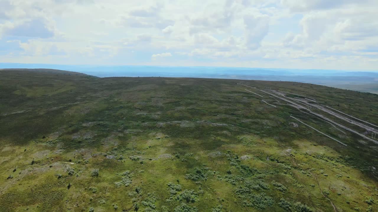 vista aérea de prados verdes en högfjällshotellet, sälen, dalarna, suecia - disparo de drones