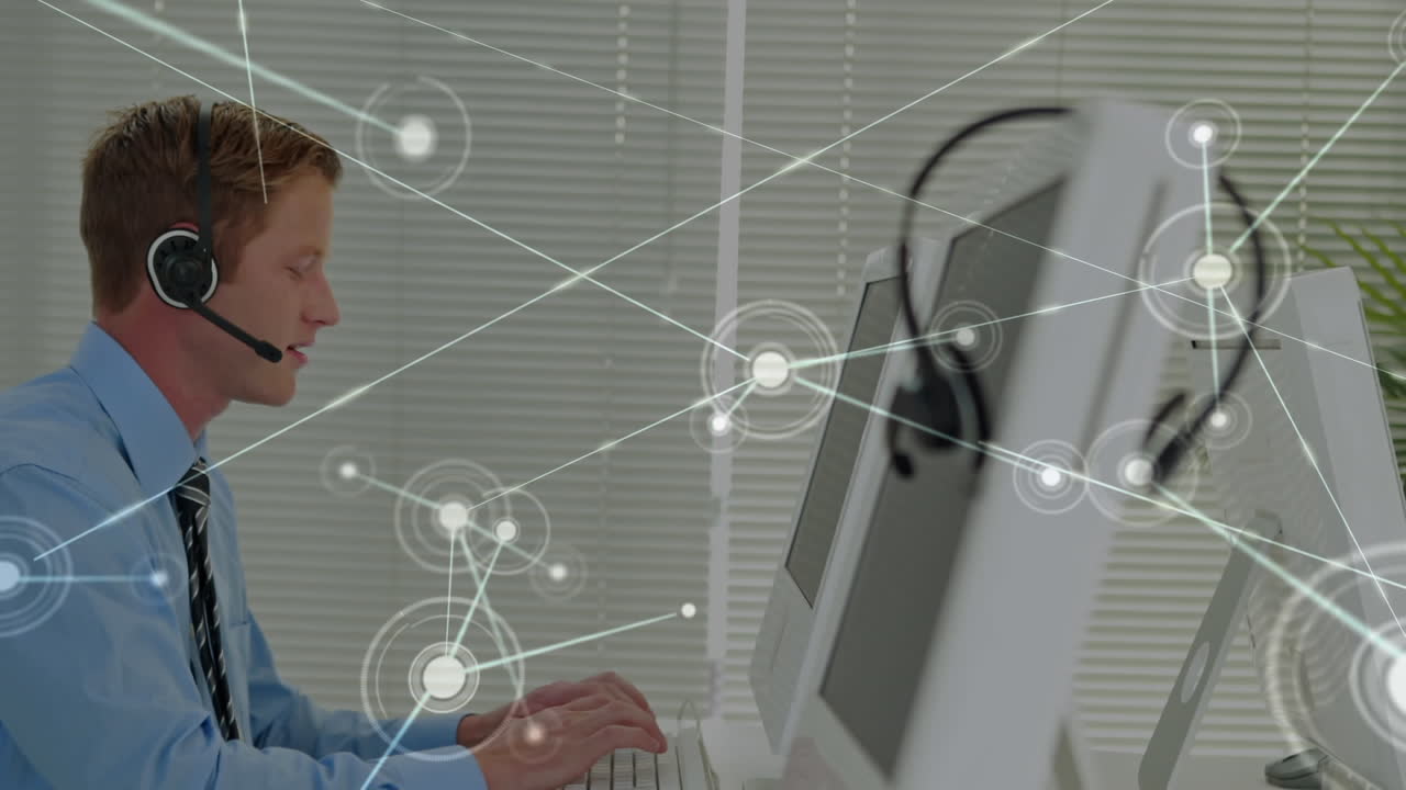 animación de la red de conexiones a través de un hombre de negocios con auriculares de teléfono