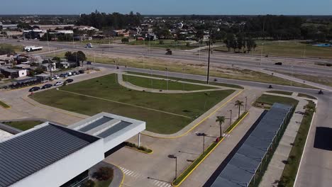 Aerial-tilt-up-shot-over-hotel-reveals-beautiful-lawn-and-bustling-roadway