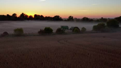 Traktor-Sitzt-Auf-Dem-Feld-Und-Wird-Während-Der-Erntezeit-Bei-Sonnenuntergang-Geerntet