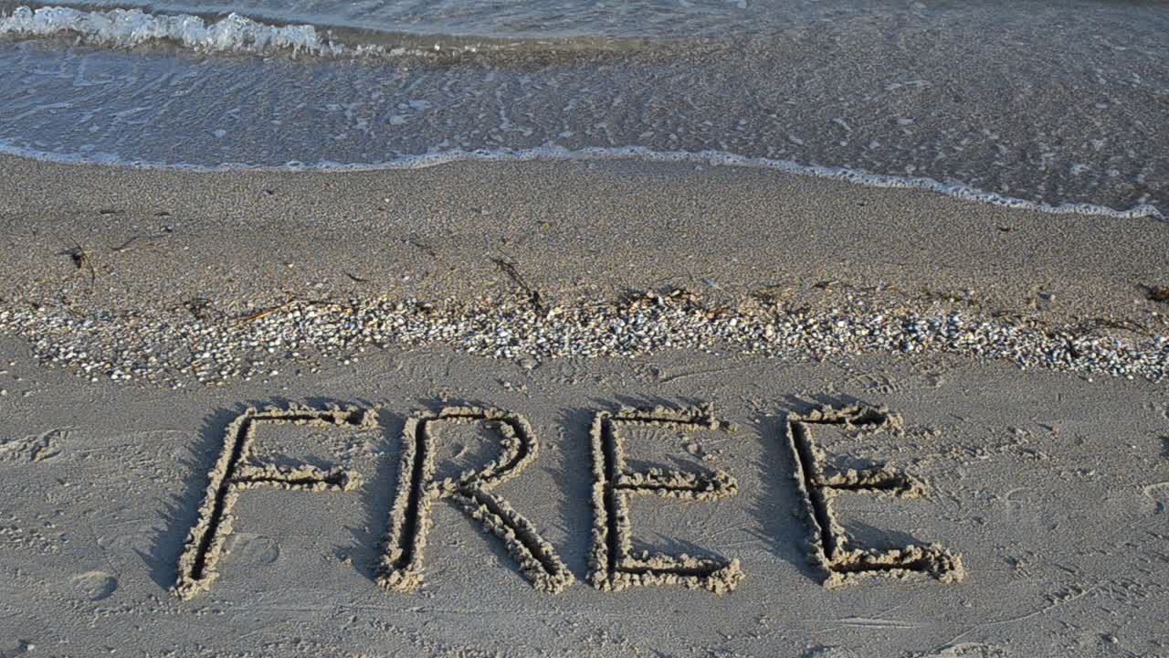 Vrije inscriptie op zand, het strand. Inscriptie op zand.