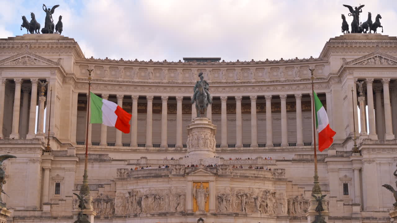 Roma, Italia - 15 agosto 2022: Vista stradale dell'Altare della Patria, Monumento a Vittorio Emanuele II