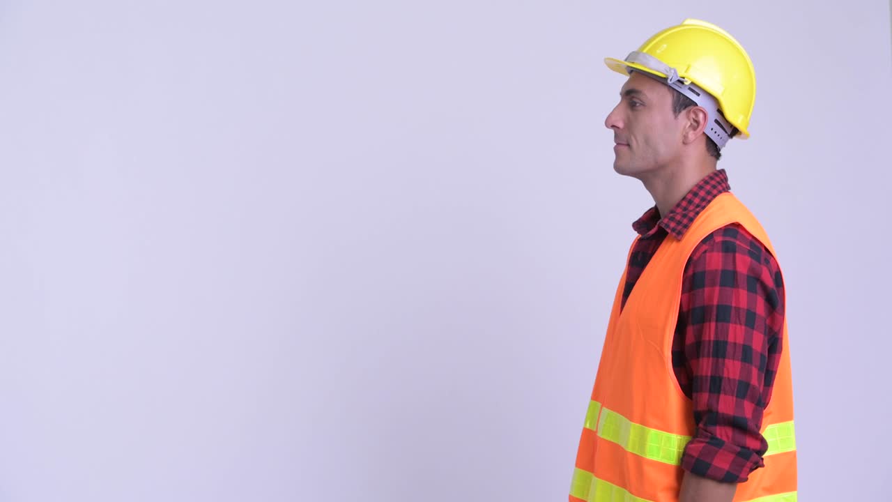 joven y guapo hombre hispano trabajador de la construcción