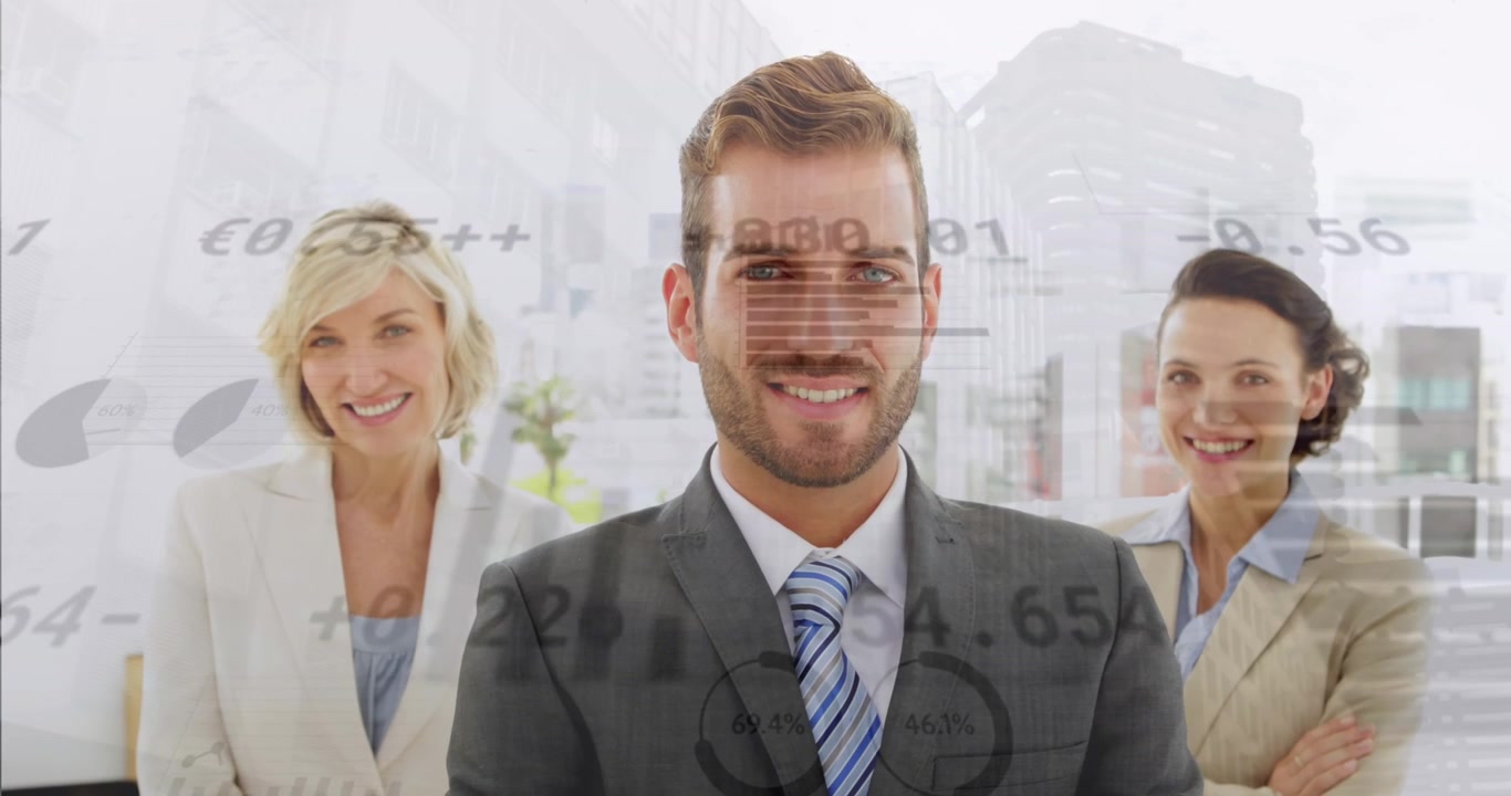 Animation von Diagrammen, Zahlen und Ladekreisen über kaukasischen Unternehmern, die mit verschränkten Armen stehen