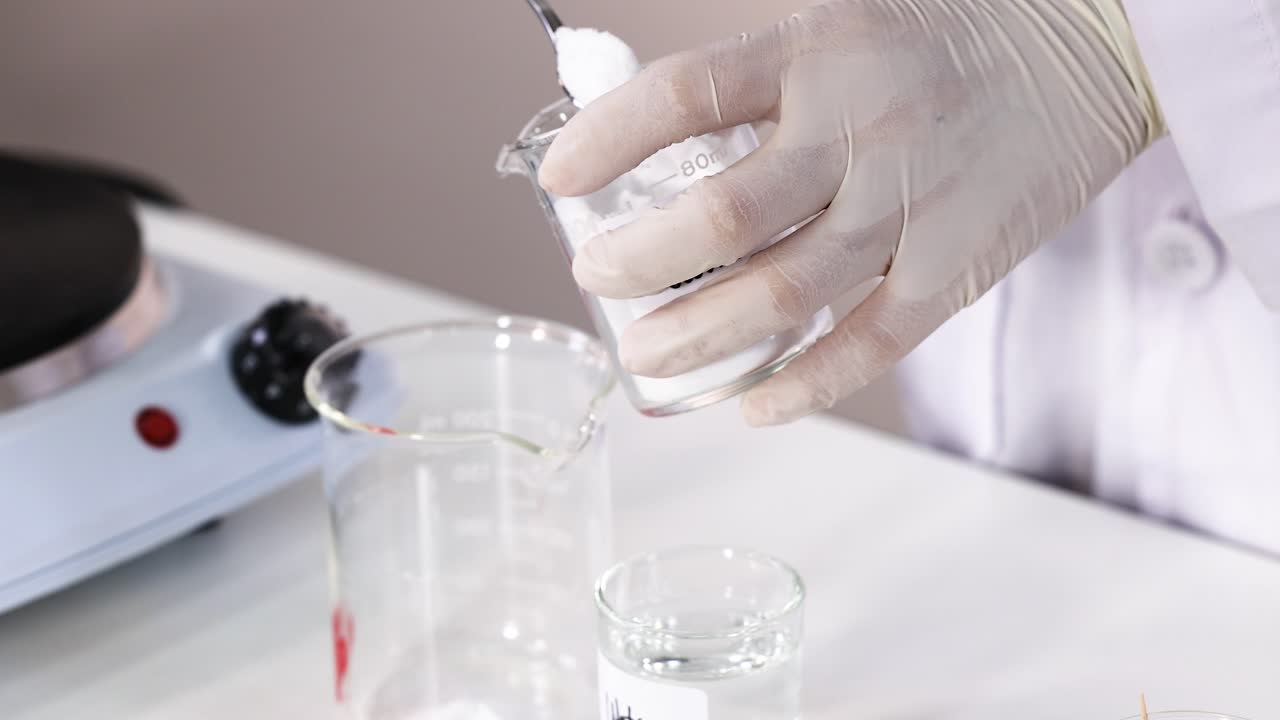 나트 아세테트 결정화를 보여주는 실험실 프로세스