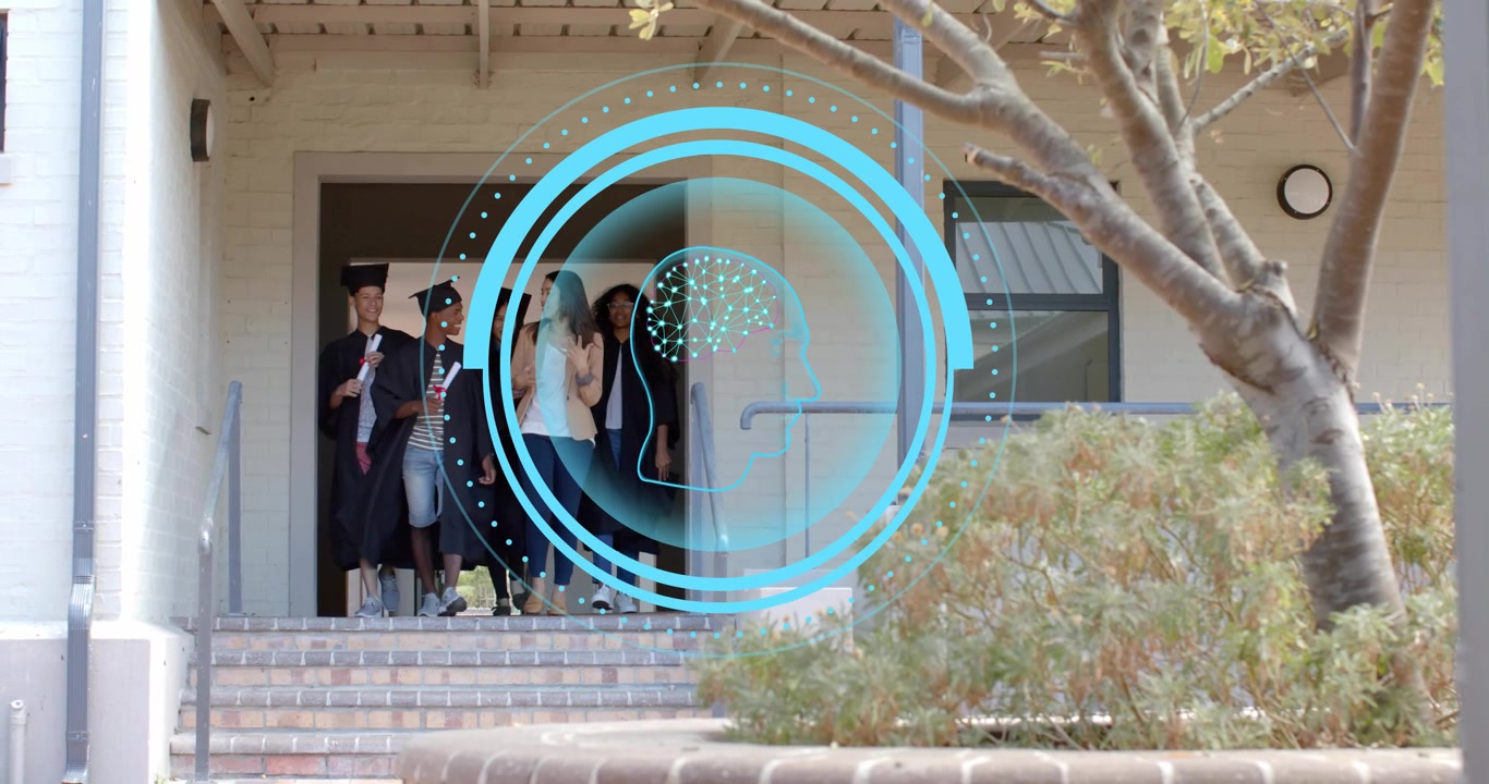 Puerta abriéndose, con graduados descendiendo escalones y celebrando su graduación, mientras una superposición azul muestra diplomas