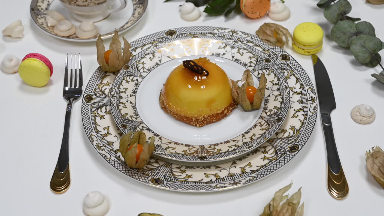 Primer plano de un té con postre amarillo sobre una mesa bellamente dispuesta
