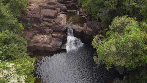 magnífica vista aérea vuelo tailandia jungla cascada lago en la isla de koh kood 2022