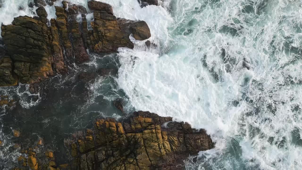 Vista aerea delle onde che si infrangono sulla roccia, nello Sri Lanka