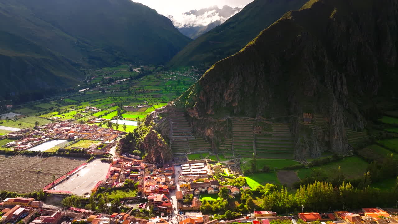 Le terrazze Inca si affacciano sulla città di Ollantaytambo nella Valle Sacra, Perù. Veduta aerea