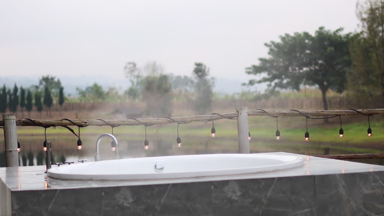 조용한 야외 환경에서 분수 순환