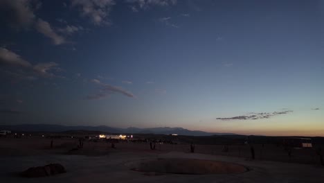 Campamento-Beduino-En-El-Desierto-De-Agafay-En-Marruecos-Después-Del-Atardecer,-Cielo-Despejado