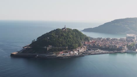 Paisaje-Urbano-De-San-Sebastián-E-Isla-Con-Torre-En-El-Océano-Atlántico,-Drone-Aéreo