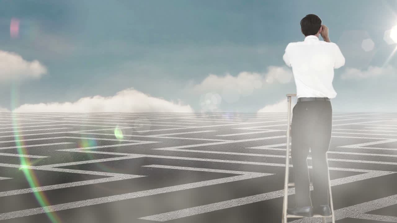 사다리 위 에 있는 사업가 가 안경 으로 미로 를 보고 있다