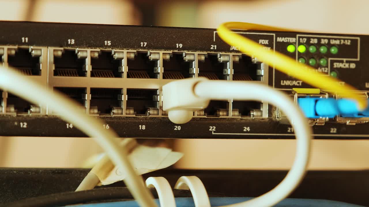 interruptor de red y cable ethernet en el gabinete de rack. tecnología de conexión de red y tiene un estado conducido para mostrar el estado de trabajo. concepto de infraestructura con cables conectados al centro de datos