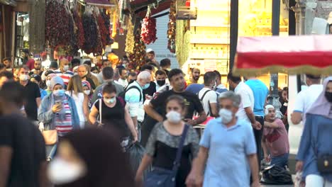 gran bazar en estambul, personas que llevan máscaras médicas