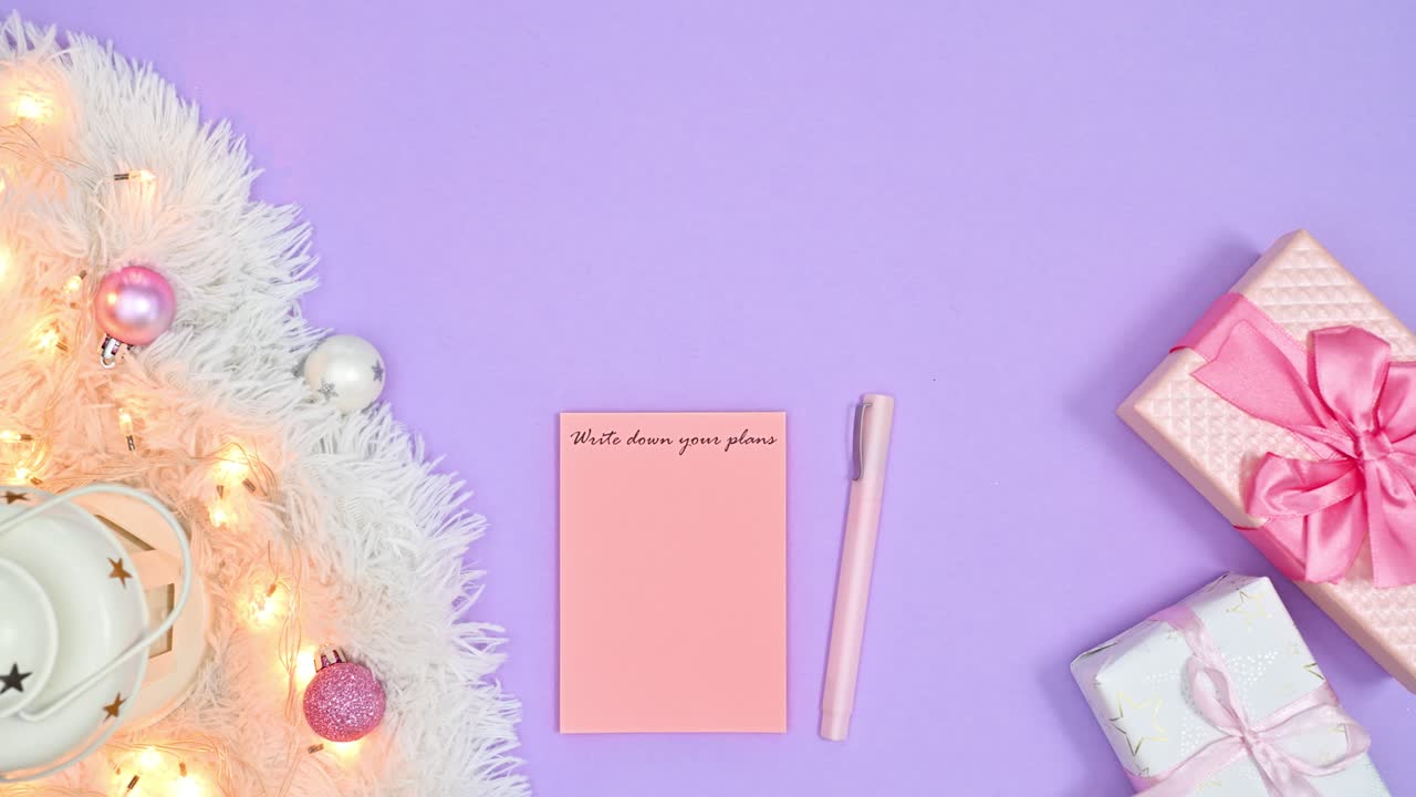 크리스마스 장식과 새해 소원 목록은 보라색 테마에 나타납니다.