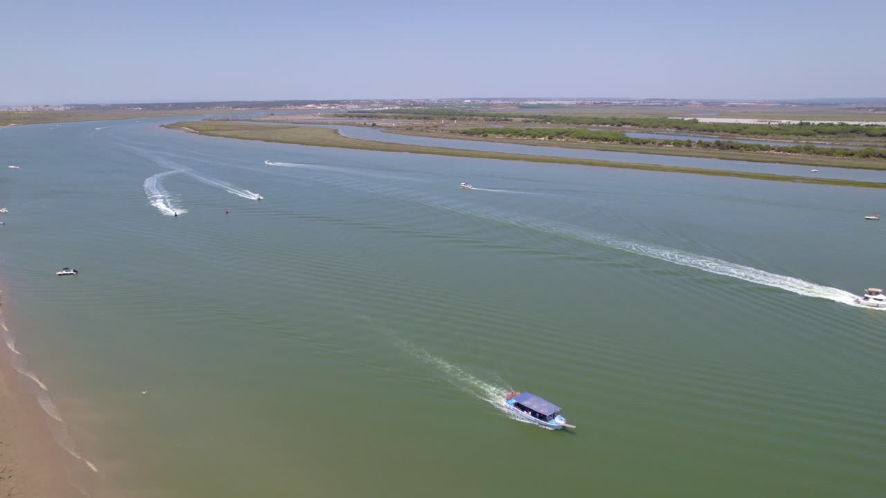 barcos a motor navegando y olas blancas en el estuario
