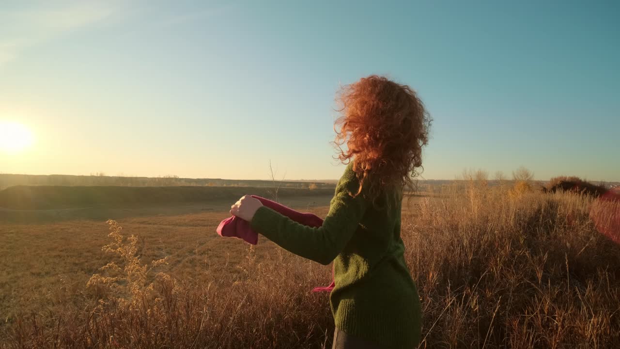 Frau genießt den Sonnenuntergang auf einem Feld