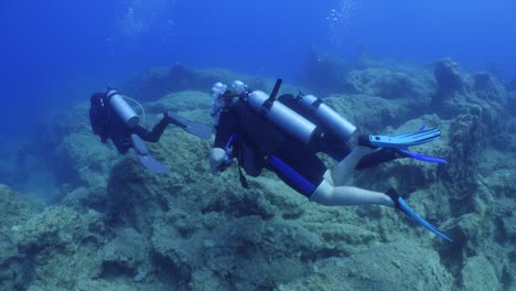 silhouette  scuba divers sun beam shine rays underwater lady woman diver amd man divers in relaxing blue ocean scenery of people