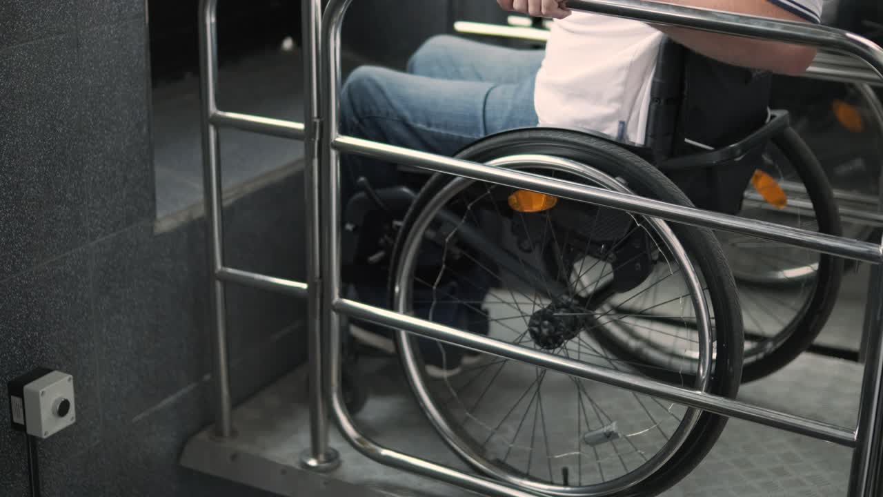 신체 장애를 가진 사람을 위한 엘리베이터: 체어에 앉은 사람은 엘리베이트를 사용한다.