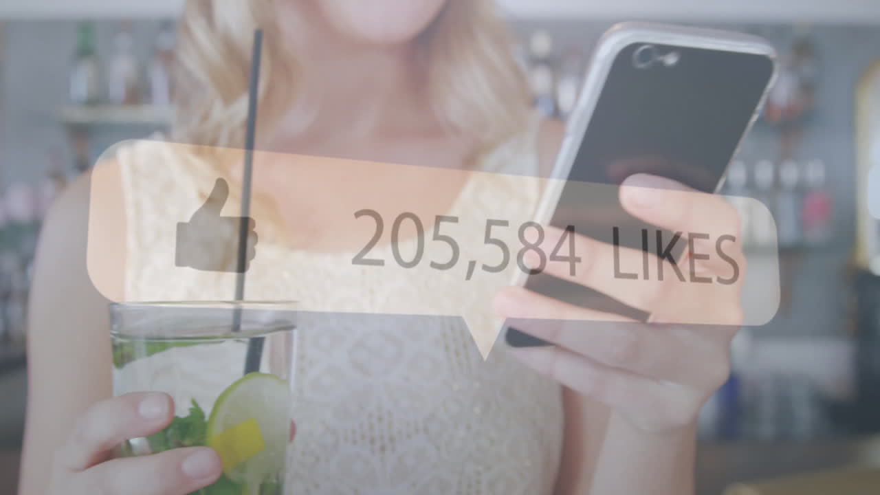 анимация похожей иконы с растущим количеством кавказских женщин, использующих смартфоны