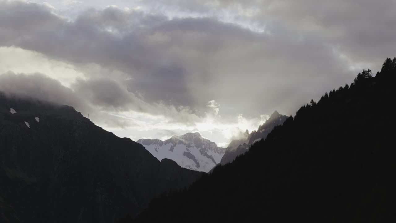구름 인 하늘 의 산악 풍경