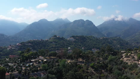 Französische-Alpen,-Luxuriöse-Wohnhäuser-Auf-Dem-Hügel-Von-Menton