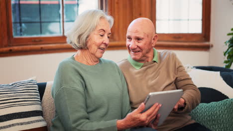 Éxito,-Tableta-Y-Pareja-De-Ancianos-En-El-Sofá