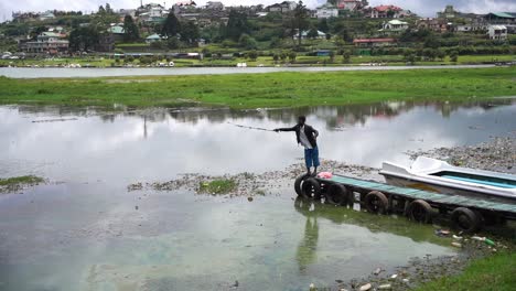 hombre aficionado a la pesca en el lago de montaña en nuwara eliya sri lanka