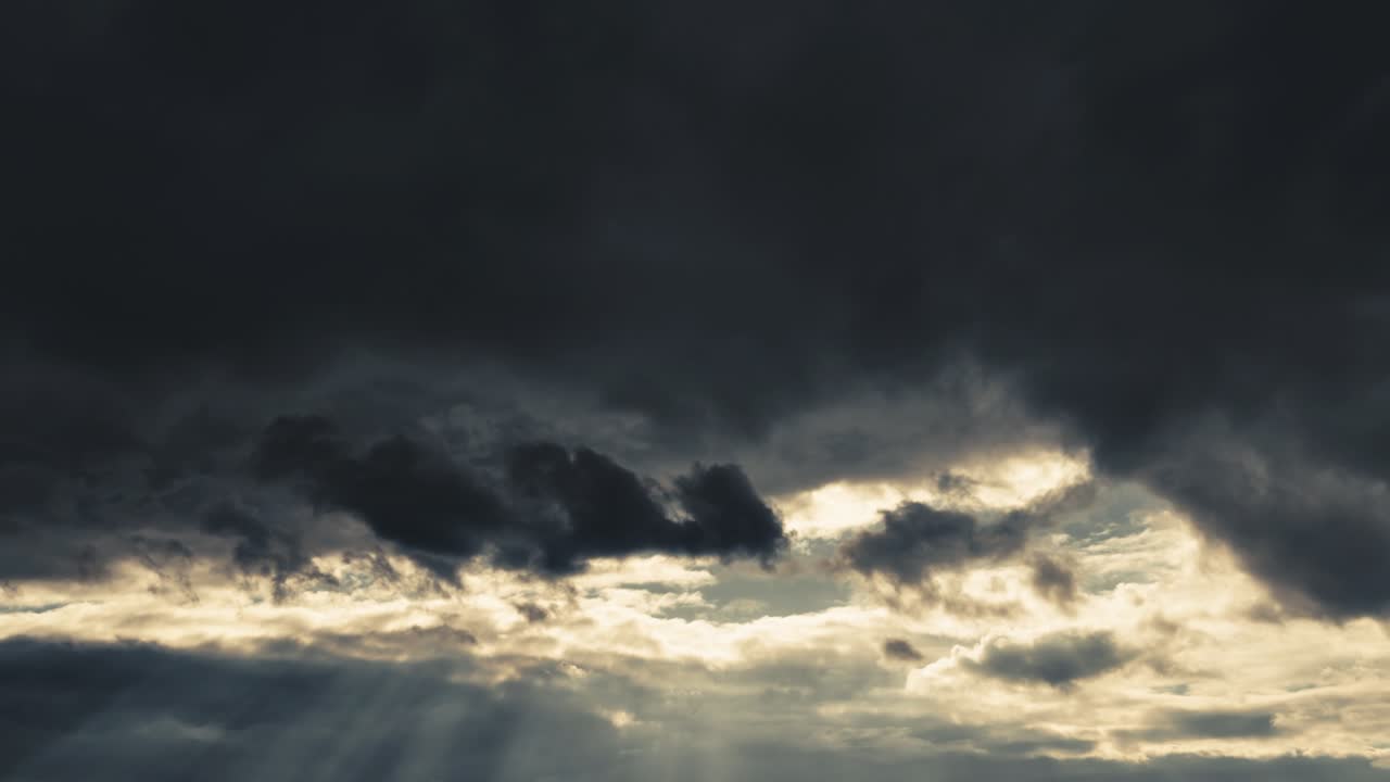 dramático atardecer cielo lapso de tiempo, luz solar brillante y silueta oscura de nubes como fondo, clima extremo