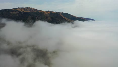 Hermosa-Toma-Aérea-A-Través-De-La-Niebla-Revela-Las-Montañas-Remotas-A-Lo-Largo-De-La-Autopista-De-California-Una-Autopista-De-La-Costa-Del-Pacífico-Cerca-De-Big-Sur