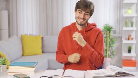 el estudiante está bailando.