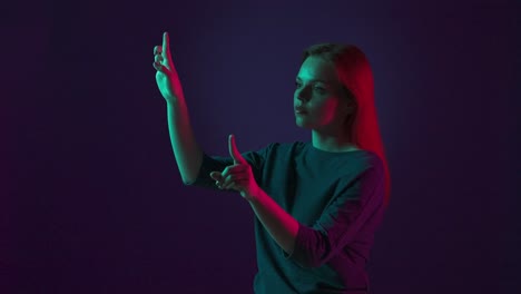 retrato de una mujer iluminada con neón