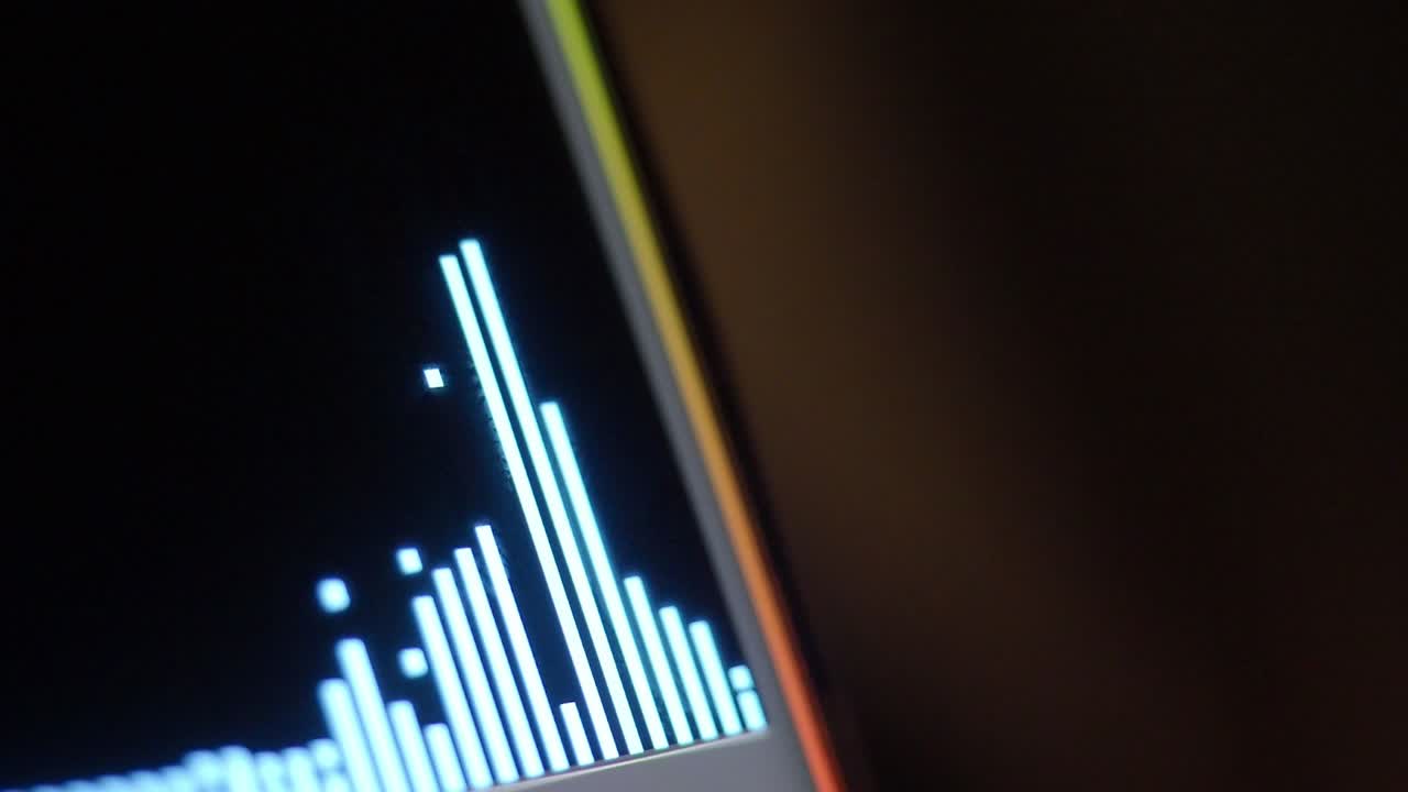 equalizzatore di suono. musica digitale o filmati di onde sonore. scala di equalizzatori di forma d'onda audio su animazione a anello nero. equalizztore di musica a colori astratto. grafico a barre di spettro gradiente. onda luminosa pulsante ballante