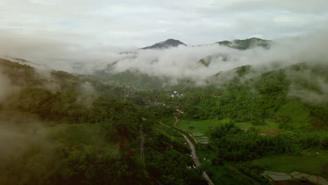 Vista-Aérea-Volando-Sobre-La-Exuberante-Montaña-Verde-De-La-Selva-Tropical-Con-Nubes-De-Lluvia-Durante-La-Temporada-De-Lluvias-En-El-Parque-Nacional-Reservado-De-La-Montaña-Doi-Phuka-En-El-Norte-De-Tailandia