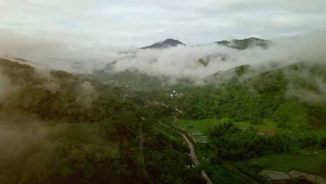 vista aérea volando sobre la exuberante montaña verde de la selva tropical con nubes de lluvia durante la temporada de lluvias en el parque nacional reservado de la montaña doi phuka en el norte de tailandia