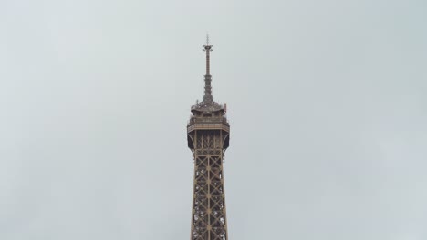 la cima de la torre eiffel en un día sombrío en parís