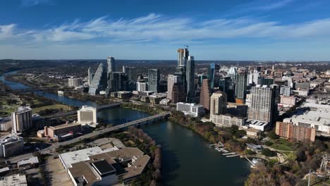 Día-Soleado-De-Otoño-En-Texas,-Estados-Unidos,-Vista-Aérea-Del-Río-Y-El-Horizonte-De-Austin