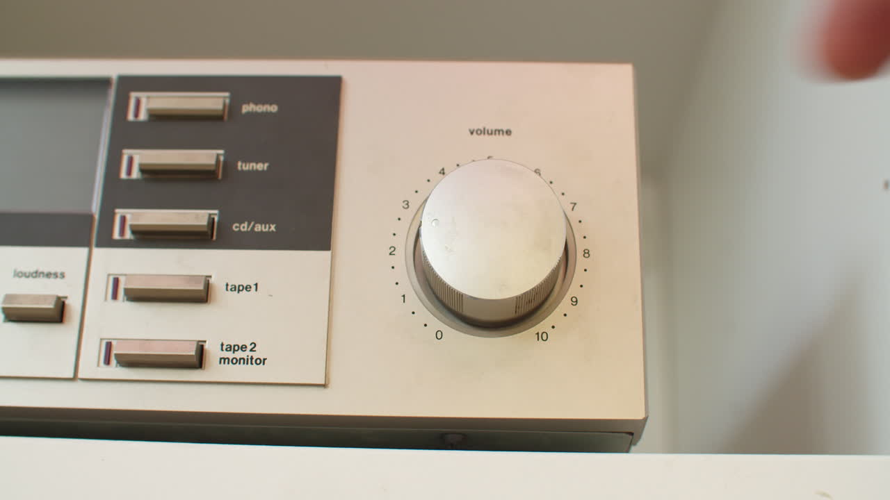 오래된 스테레오의 볼륨 노브를 조금씩 조정