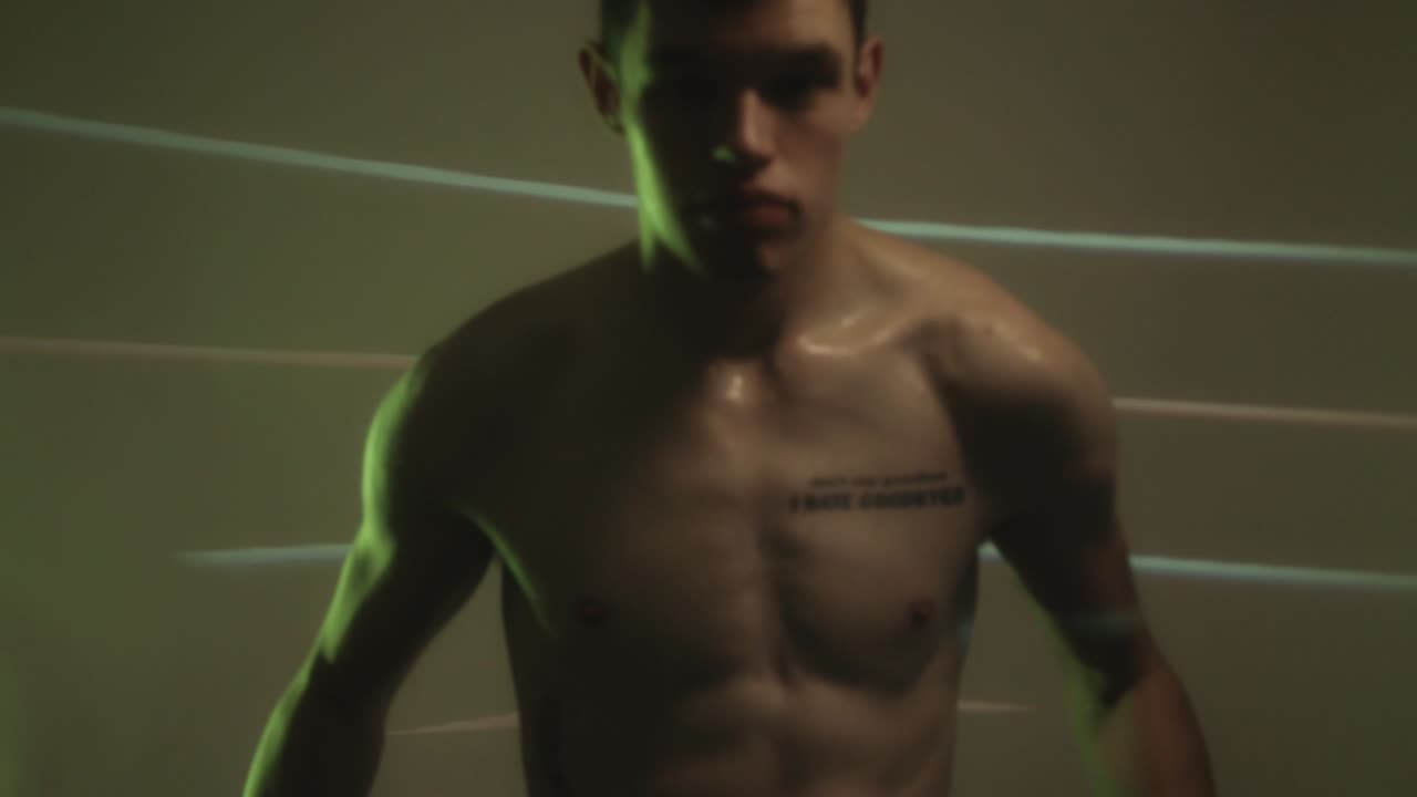 Pugile che batte i guantoni da boxe - primo piano