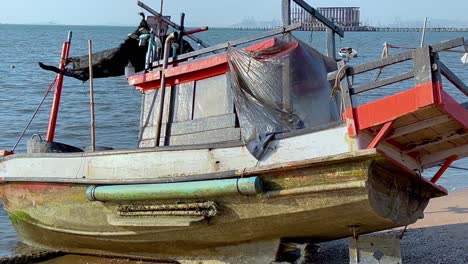 un barco atracado en chonburi, costa de tailandia