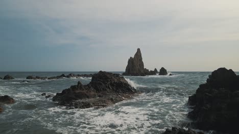 playa rocosa de cabo de gata, almería, españa