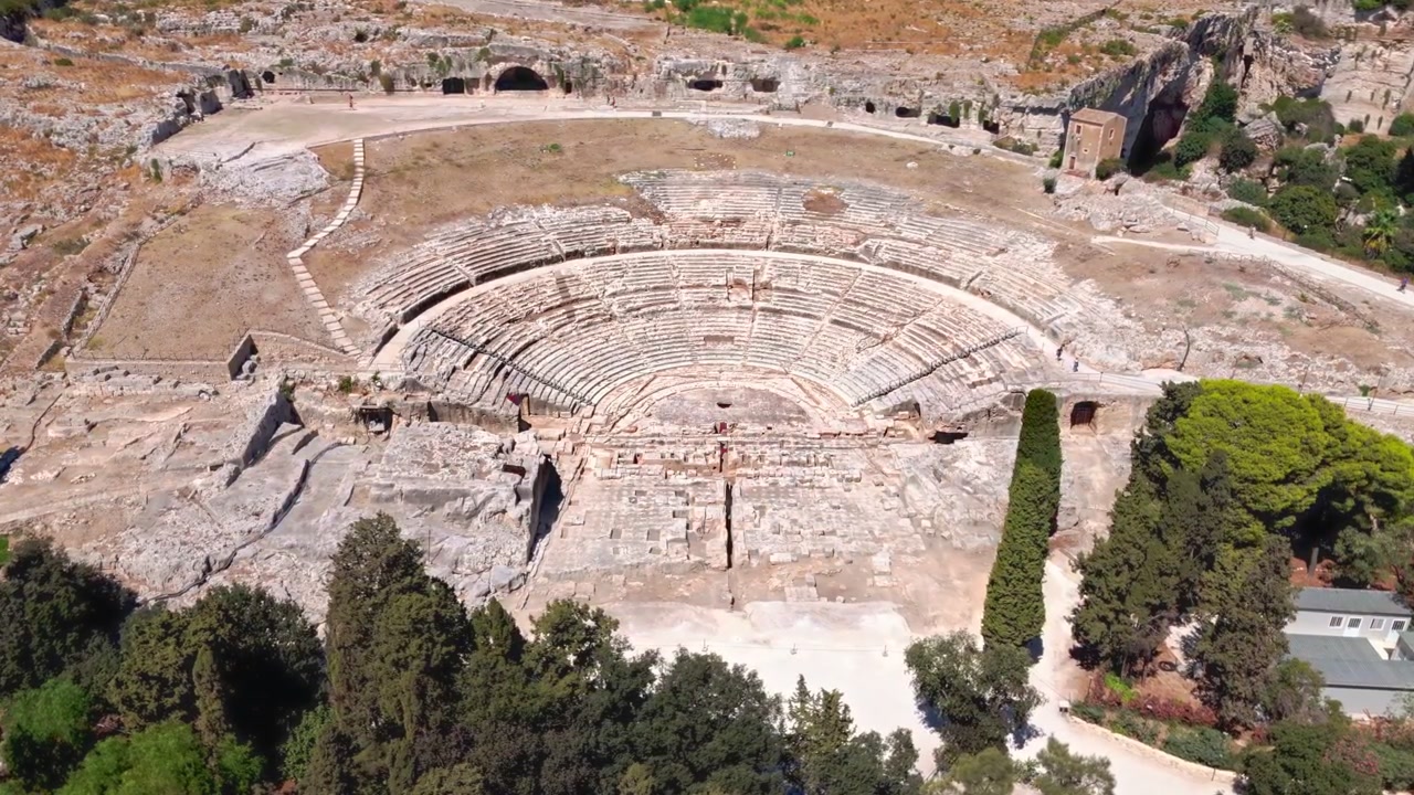 Il Teatro Greco di Siracusa è un monumentale teatro greco antico del V secolo a.C. scavato direttamente nella roccia del colle Temenite all'interno del Parco Archeologico della Neapolis