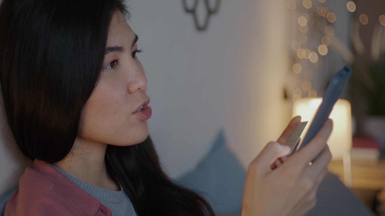 밤에 스마트폰을 사용하는 여성