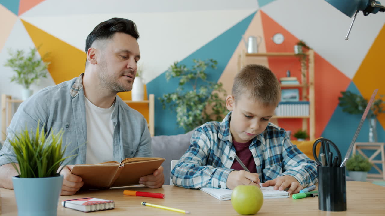 padre ayudando a su hijo con la tarea