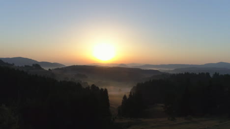 Sommersonnenaufgang-In-Den-Bergen