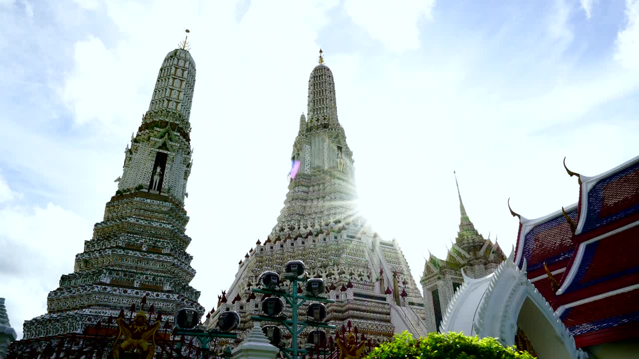 Video 4K. Wat Arun è una delle principali attrazioni turistiche della Thailandia.