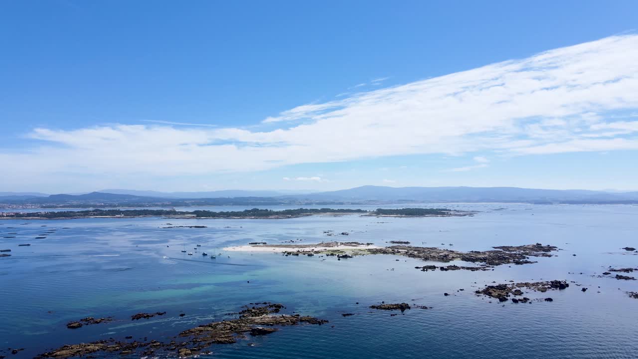 ría de arousa, galicia의 전통적인 바위 섬 형성의 항공 영상