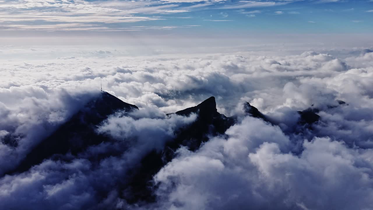 Timelapse di nuvole che scorrono sulle cime delle montagne, vista serena e maestosa.